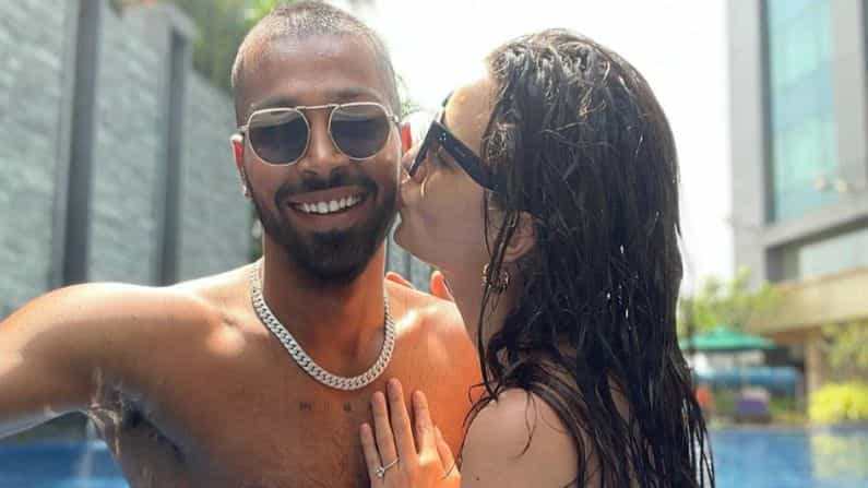 टीम इंडियाचा अष्टपैलू खेळाडू हार्दिक पंड्या (Hardik pandya) त्यांच्या फलंदाजी आणि गोलंदाजीमुळे चर्चेत असतोच परंतु त्याच्या पत्नीसोबतच्या अनेक रोमँटिक फोटोंमुळेही तो अनेकदा चर्चेच्या केंद्रस्थानी असतो. त्याची पत्नी नताशा स्टेनकोव्हिकने (Natasa Stankovic) स्विमिंग पूलमध्ये हार्दिकला किस करत असतानाचा फोटो सोशल मीडियावर नुकताच शेअर केला होता. या दोघांची रोमँटिक केमिस्ट्री त्यांच्या चाहत्यांनाही विशेष भावली.