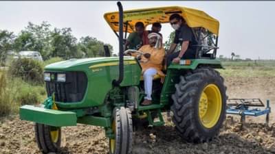 शेत नांगरतो, पण मत आपल्यालाच हवं, आमदारकीसाठी मैदानात उतरलेल्या खासदाराचा अनोखा प्रचार!