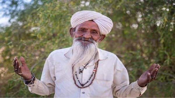 असं म्हणतात की प्रेमाला वयाची, देशाची अट नसते. प्रेम कधीही कोणासोबतही होऊ शकतं. याचीच प्रचिती आता पुन्हा एकदा आली आहे. राजस्थानमधील एक प्रियकर आपल्या प्रेयसीला तब्बल 50 वर्षानंतर भेटणार आहे. या प्रियकराचे वय 82 वर्षे आहे. मिळालेल्या माहितीनुसार त्याची प्रेमिका ही ऑस्ट्रेलिया देशातली असून तिचं नाव मरीना आहे. राजस्थानमधील 82 वर्षीय प्रियकर सध्या सुरक्षा रक्षकाचं काम करतो. (Photos: IG- haumansofbombay)