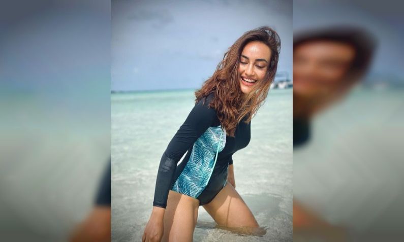 याच मालदीव व्हेकेशनचे काही फोटो आणि व्हिडीओ सोशल मीडियावर तिने शेअर केले आहेत. आता शेअर केलेल्या फोटोमध्ये सुरभीनं हटके ड्रेस परिधान केला आहे.