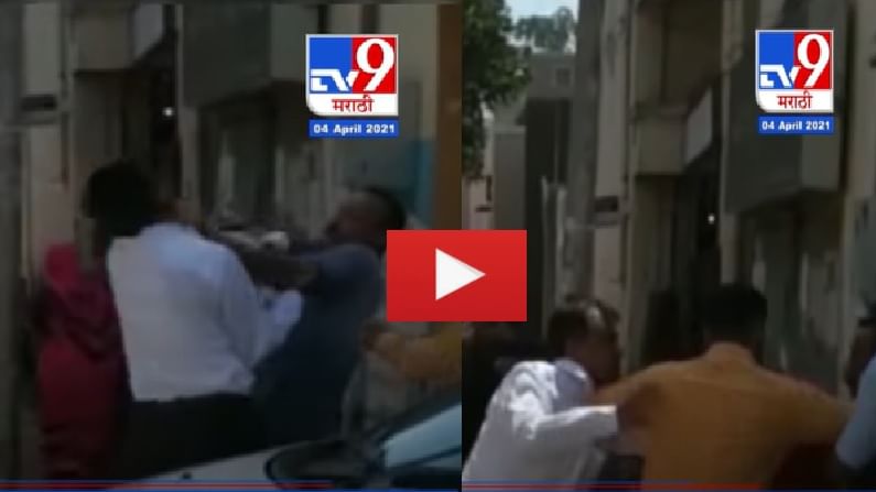 VIDEO | ट्राफिक जॅममुळे बाचाबाची, नगराध्यक्षांनी कानाखाली पेटवल्याने भररस्त्यात हाणामारी