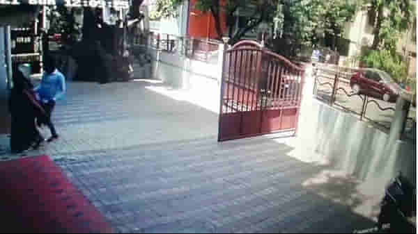 VIDEO : वयस्कर महिला पतीसोबत घरी जात असताना सोसायटीत चोरटे शिरले, गळ्यातील मंगळसूत्र हिसकावले, घटना सीसीटीव्हीत कैद