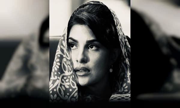 जॅकलिन सोशल मीडियावर मोठ्या प्रमाणात अॅक्टिव्ह असते. ती नेहमी नवनवीन फोटो आणि व्हिडीओ पोस्ट करत चाहत्यांशी कनेक्ट होत असते. नुकतंच ‘रामसेतु’ या चित्रपटाच्या चित्रीकरणाला सुरुवात झाली आहे. आता या सेटवरील फोटो तिचा फोटो तिनं सोशल मीडियावर शेअर केला आहे. हा फोटो तिच्या चाहत्यांच्या चांगलाच पसंतीस येत आहे.