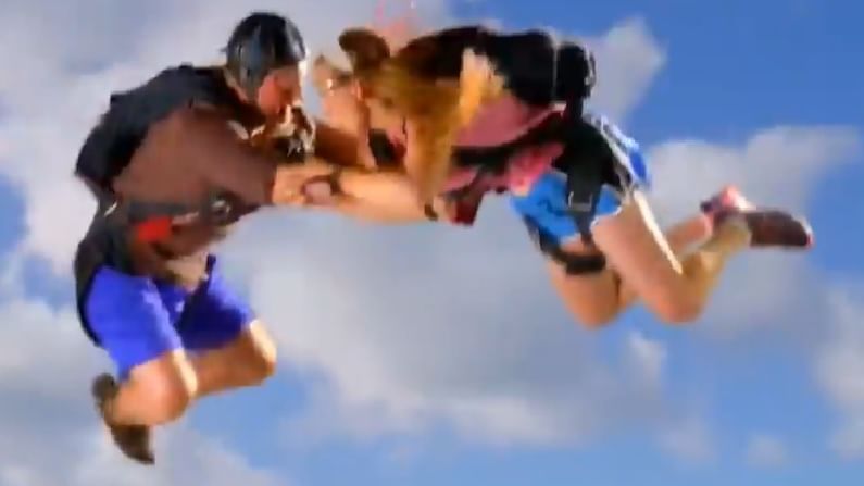 याच वेगवेगळ्या प्रकारे सेक्स करण्याचा कल्पनेपोटी Leslie ने थेट स्काय डायव्हींग करताना सेक्स करण्याची कल्पना William समोर मांडली. त्यानंतर William ला सुद्धा ही कल्पना चांगली वाटल्यांतर दोघांनीही हवेत भरारी घेताना सेक्स करण्याचे ठरवले.