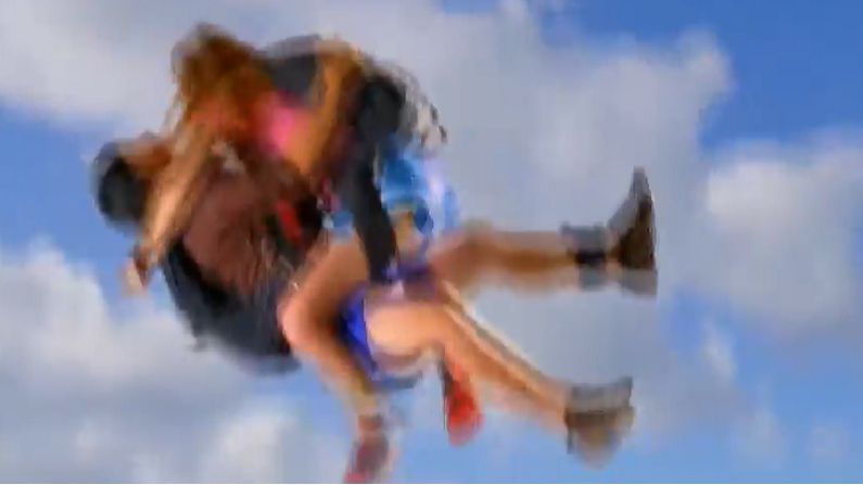 दोघांचे एकमत झाल्यानंतर त्यांनी एका स्काय डायव्हिंग क्लबशी संपर्क साधला. त्यानंतर स्कायडायव्हिंग करण्याआधी या कपलने विमानात बसल्यानंतर एकमेकांना किस करण्यास सुरुवात केली. दोघेही एकमेकांत गुंतल्यानंतर त्यांनी विमानातून उडी घेतली. आणि ठरल्याप्रमाणे हवेतून भरारी घेत असताना त्यांनी सेक्स करण्यास सुरुवात केली.