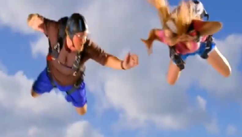 त्यानंतर स्काय डायव्हिंग दरम्यान सेक्स करताना ते एकमेकांत पुरते गढून गेले. सेक्स करताना William ची नजर अचानकपणे जेव्हा जमिनीकडे गेली तेव्हा मात्र सेक्स करण्याच्या वेडापायी आपल्यासमोर काय वाढून ठेवलं आहे, हे त्याला समजले.