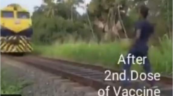 VIDEO: 'कोरोना लसीचा पावर, थेट धावत्या रेल्वेला लाथ मारली', तुम्ही व्हायरल होणारा व्हिडीओ पाहिलाय?