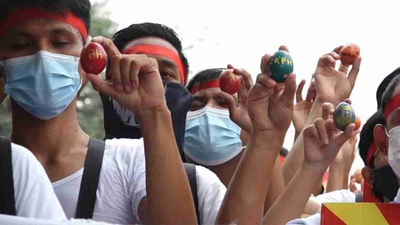 PHOTOS : म्यानमारमध्ये आधी महिलाचे कपड़े आणि कचऱ्याचा वापर, आता अंड्यांमधून सैन्याचा विरोध