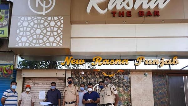 कोव्हीड सुरक्षा नियमांचा भंग केल्याने तुर्भे येथील रसना बार सात दिवसांसाठी सील करण्यात आला आहे.