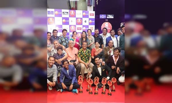 ‘झी मराठी अवॉर्ड्स 2020-21’ मध्ये (Zee Marathi Awards 2020-21) ‘माझा होशील ना’ ही सर्वोत्कृष्ट मालिका ठरली.