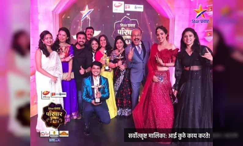 स्टार प्रवाह वाहिनीवर लोकप्रिय ‘आई कुठे काय करते’चा (Aai Kuthe Kay Karte) सर्वोत्कृष्ट मालिका या पुरस्काराने सन्मान करण्यात आला. या मालिकेतील अरुंधतीच्या (Arundhati) मध्यवर्ती भूमिकेसाठी अभिनेत्री मधुराणी गोखले प्रभुलकर (Madhurani Gokhale Prabhulkar) हिला ‘सर्वोत्कृष्ट व्यक्तिरेखा’ पुरस्काराने गौरवण्यात आले.