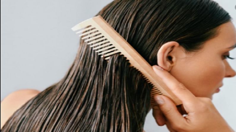 कोरफड केसांच्या वाढीस मदत करते. कुरळे केस स्ट्रेट करण्यासाठी आपल्याला अर्धा कप नारळ तेलामध्ये अर्धा कप कोरफड मिसळावी लागेल. हे मिश्रण आपल्या केसांवर लावा. एक तास तसेच सोडा. त्यानंतर शैम्पूने आपले केस धुवा.