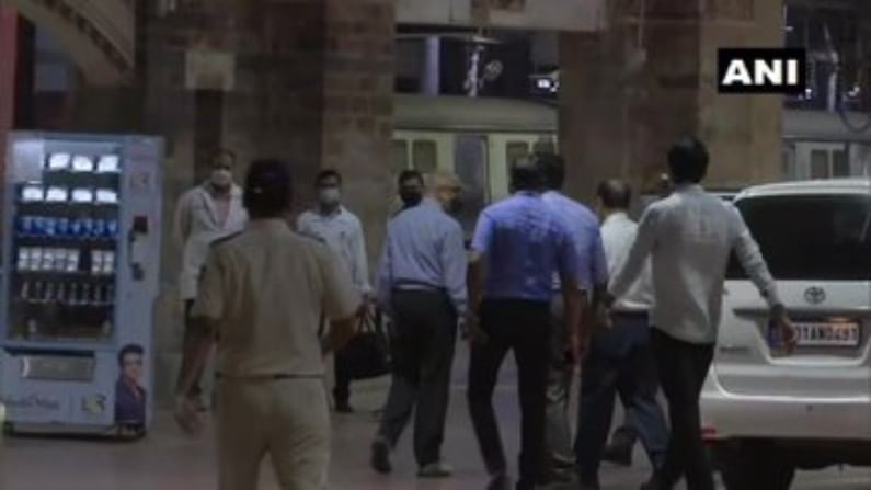 रात्री साधारण सव्वाअकराच्या सुमारास NIA चे अधिकारी वाझे यांना घेऊन मुंबईतील कार्यालयातून बाहेर पडले. त्यानंतर साडेअकरा वाजता हे सर्वजण सीएसएमटी स्थानकात दाखल झाले. 