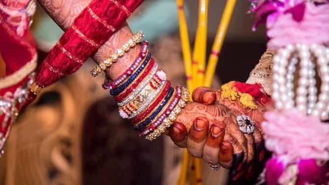 आधी मुलगी मिळेना, एक लाख देऊन लग्न केलं, लग्न लागताच नवरी अर्ध्या वाटेतूनच पळून गेली