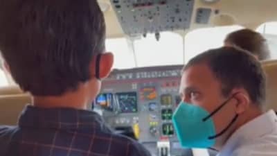 Video : राहुल गांधींनी पूर्ण केली चिमुकल्याची इच्छा, घडवली विमानाच्या कॉकपिटची सैर!