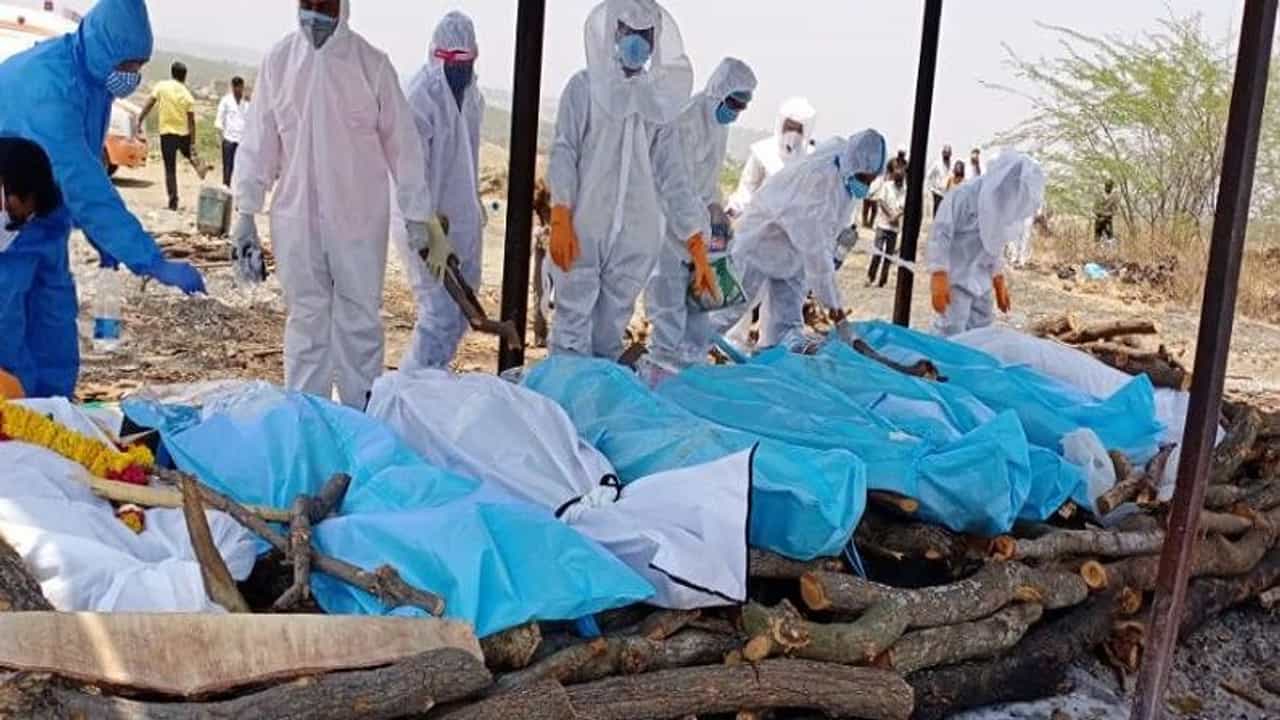 कोरोनाचं भयाण वास्तव, अंबाजोगाईत एकाच सरणावर 8 जणांचा अंत्यविधी