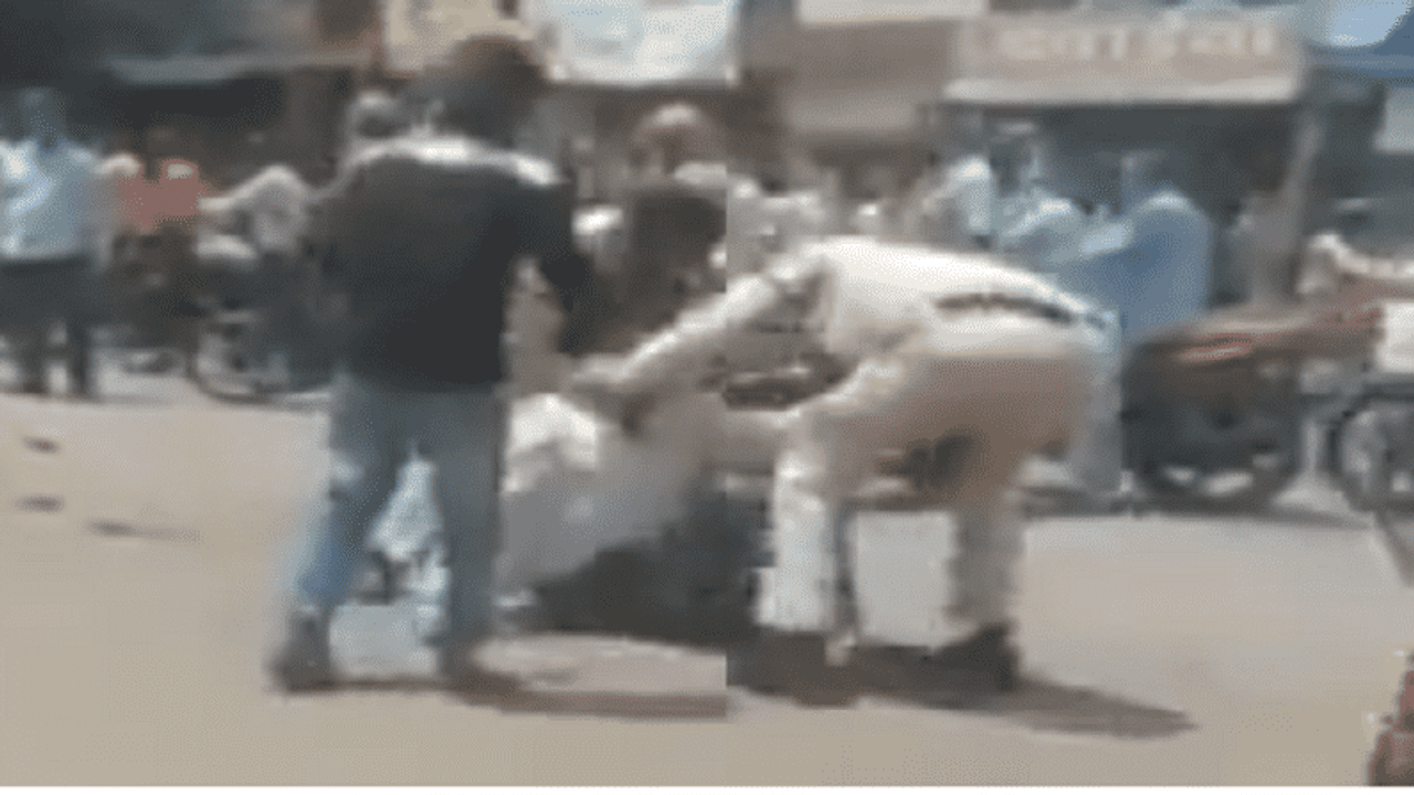 VIDEO : मध्य प्रदेशचा तो व्हिडीओ, पोलिसांनी इतकं खवळून का मारलं?