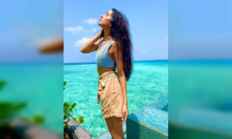 बॉलिवूडची चुलबुली आणि सुंदर अभिनेत्री श्रद्धा कपूर (Shraddha Kapoor) आजकाल चित्रपटांच्या चित्रीकरणात व्यस्त झाली आहे. अलीकडेच तिच्या आगामी ‘चालबाज इन लंडन’ या चित्रपटाची घोषणा करण्यात आली आहे. सध्या या चित्रपटामुळे नाही तर, श्रद्धा कपूर आता तिच्या एका इन्स्टाग्राम व्हिडीओमुळे चर्चेत आली आहे.