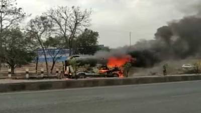 VIDEO | कोरोनाग्रस्तांच्या सेवेत असणाऱ्या रुग्णवाहिकेचा स्फोट, अग्निशमन दलाकडून मदतकार्य सुरु