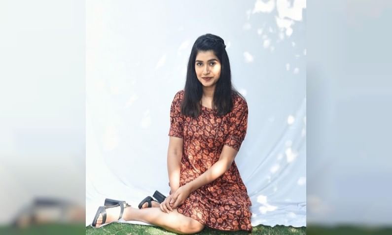 हॉट आणि बोल्ड अंदाजात ती चाहत्यांशी कनेक्ट होताना दिसते. सध्या तिचे हे फोटो सोशल मीडियावर ट्रेंडमध्ये आहे. या फोटोशूटचे फोटो तिच्या सोशल मीडिया अकाऊंटवर धुमाकूळ घालत आहेत.