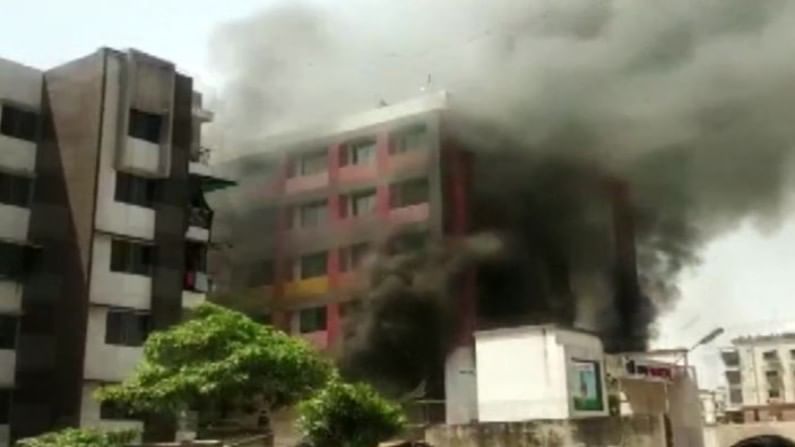Ahmedabad Fire : शाळेच्या इमारतीत भीषण अग्नीतांडव, सर्वांना सुखरुप बाहेर काढलं