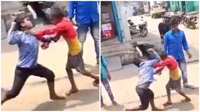 VIDEO : लहान मुलांमध्ये तुफान हाणामारी, तुम्ही देशी WWE बघितलं का?, बघितल्यावर पोट धरुन हसाल