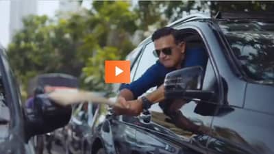 Video | शांत संयमी असलेल्या राहुल द्रविडचा पारा चढला, भर रस्त्यात गाडीचा आरसा फोडला, पाहा व्हिडीओ