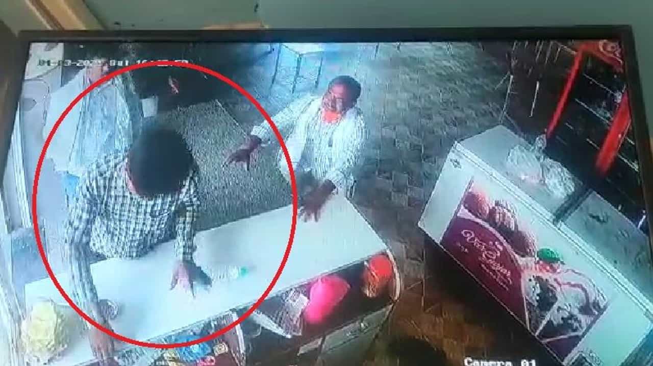 धक्कादायक ! शीतपेय दिले नाही म्हणून गळा आवळून जीवे मारण्याचा प्रयत्न; व्हिडीओ व्हायरल