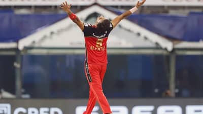 IPL 2021 : हर्षल पटेलची हॅट्रिक हुकली पण मुंबईविरुद्ध कुणालाही जमली नाही अशी कामगिरी करुन दाखवली!