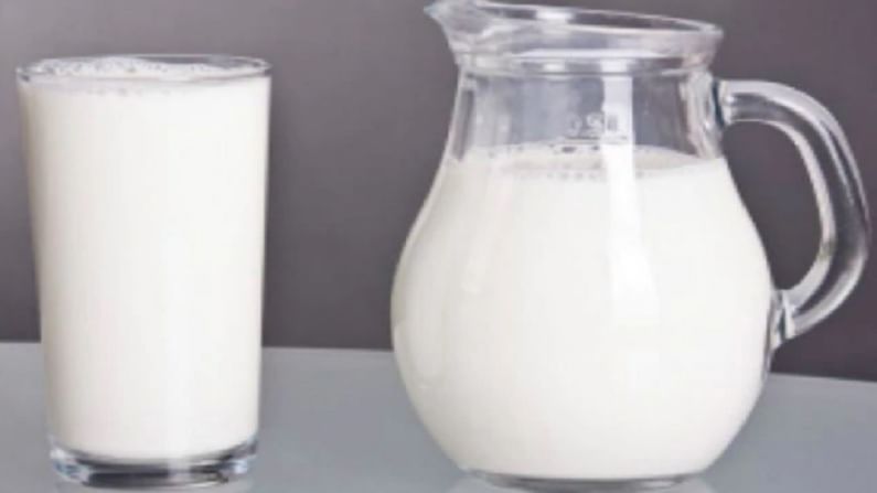 दूध हे बर्‍याच पोषक तत्वांचे भांडार आहे आणि भारतात दूध हा रोजच्या आहाराचा एक महत्त्वाचा भाग मानला जातो. दुधात आढळणारे कार्ब, प्रथिने आणि चरबी आरोग्यासाठी फायदेशीर आहेत, म्हणून प्रत्येकाचाच दूध पिण्यावर भर आहे. विशेष म्हणजे दूध पिल्याने आपली रोग प्रतिकारक शक्ती वाढते.