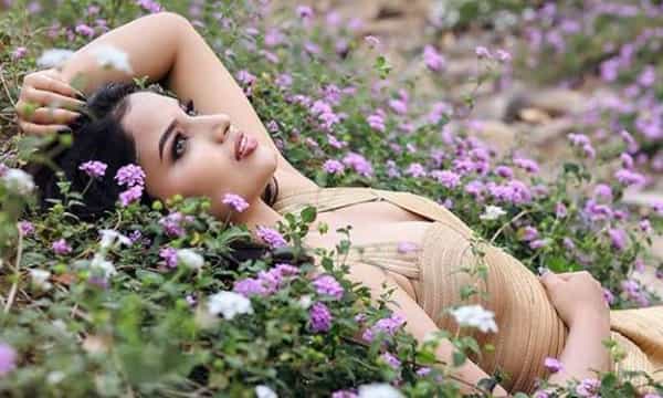 ‘फँड्री’ चित्रपटातून अभिनय क्षेत्रात पर्दापण करणारी अभिनेत्री म्हणजे राजेश्वरी खरात. (Rajeshwari Kharat) आपल्या नजरेनेच चाहत्यांना प्रेमात पाडणारी राजेश्वरी खरात सोशल मीडियावर खूप सक्रिय आहे.