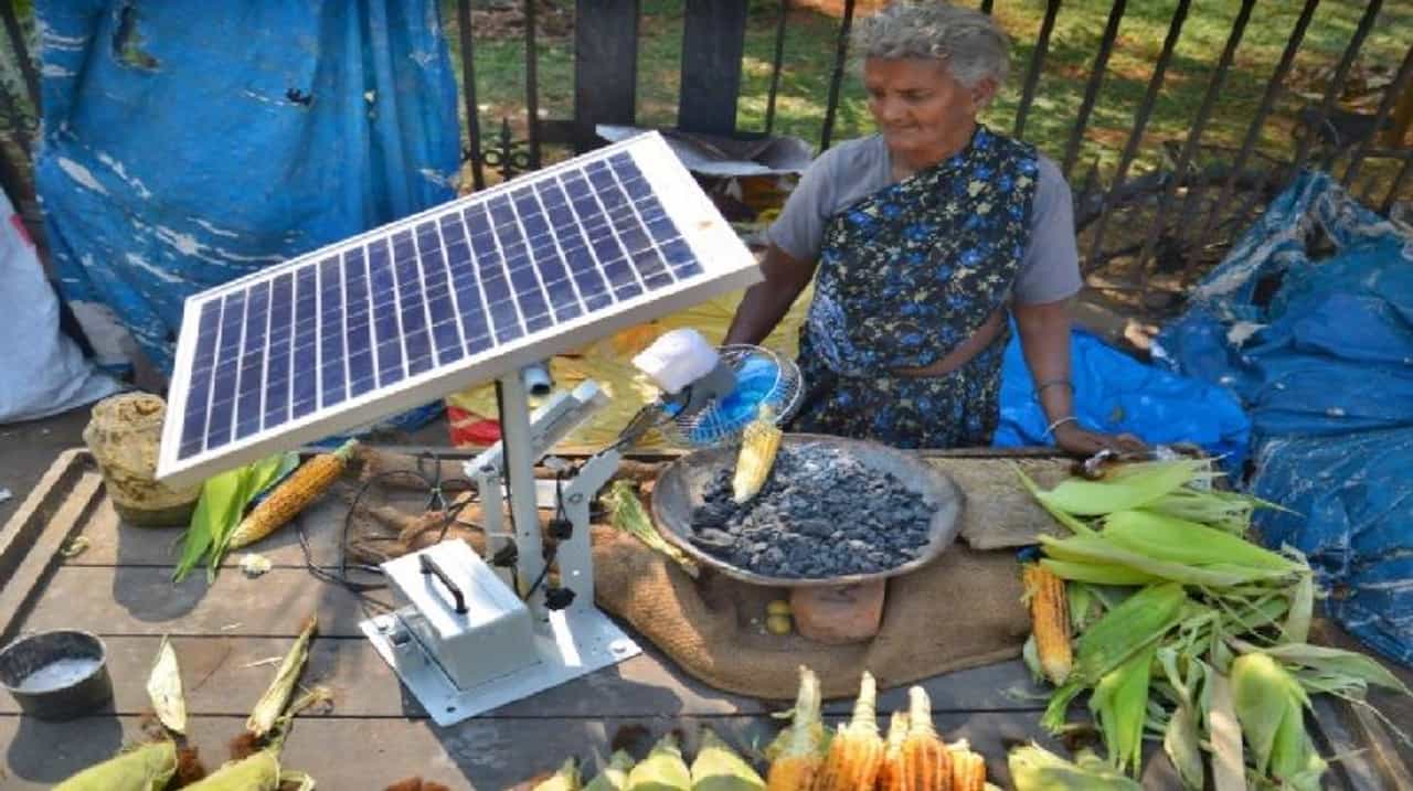 हातगाड्यावर मक्याचे कणीस विकणाऱ्या आजीची डोक्यालिटी, थेट माजी क्रिकेटपटूने घेतली दखल