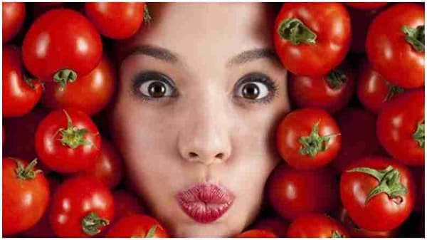 Beauty Tips : चमकत्या त्वचेसाठी वापरा टोमॅटो फेस पॅक, जाणून घ्या याचे लाभदायी फायदे