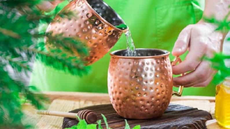 तुम्ही अनेक लोकांना तांब्याच्या भांड्यात ठेवलेले पाणी पिताना पाहिले असेल, विशेषत: सकाळी रिकाम्या पोटी ते पिणे खूप फायदेशीर आहे. तांब्यामध्ये लाल आणि पिवळ्या रंगाचे मिश्रण असते, दोन्ही रंग उबदार स्वरूपाचे आहेत.