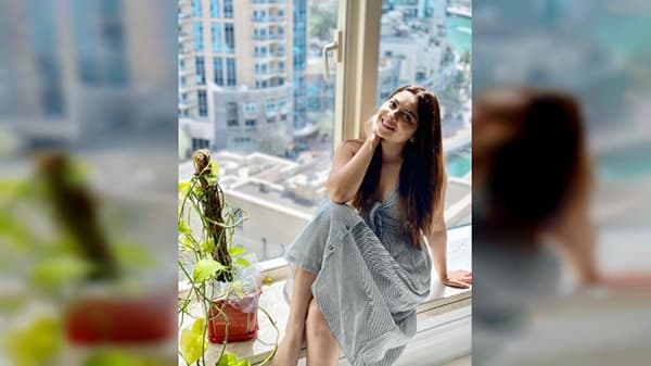 मराठी चित्रपटसृष्टीची अप्सरा आणि आघाडीची अभिनेत्री सोनाली कुलकर्णी सध्या सोशल मीडियावर सक्रिय असते.
