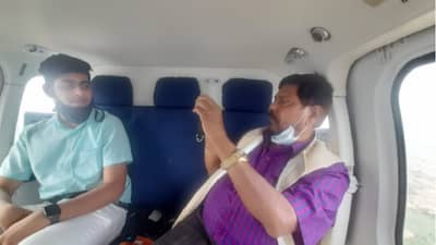 मेरा राजा बेटा... हेलिकॉप्टर प्रवासात रामदास आठवलेंकडून मुलाचे फोटोसेशन