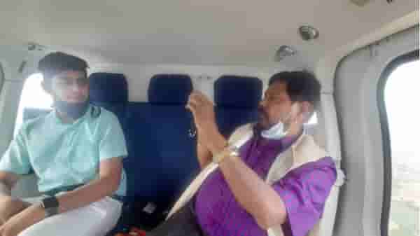 मेरा राजा बेटा... हेलिकॉप्टर प्रवासात रामदास आठवलेंकडून मुलाचे फोटोसेशन