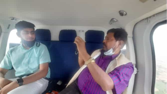 मेरा राजा बेटा... हेलिकॉप्टर प्रवासात रामदास आठवलेंकडून मुलाचे फोटोसेशन