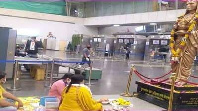 Video: जेव्हा भाजपच्या मंत्रीच थेट एअरपोर्टवरच पूजापाठ करायला बसतात