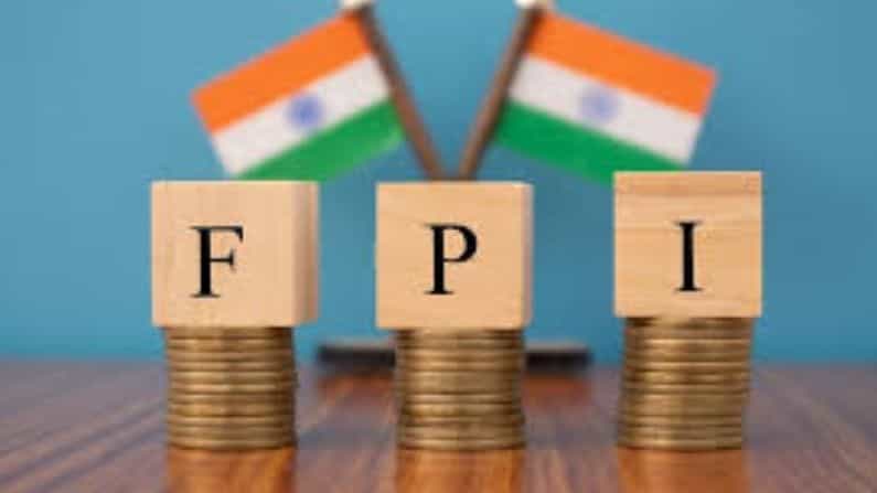 कोरोनाची प्रकरणे जसजशी वाढत चालली आहेत तसतसा गुंतवणूकदारांचा आत्मविश्वासही कमी होत आहे. यामुळेच एप्रिलमध्ये परकीय पोर्टफोलिओ गुंतवणूकदारांनी (Foreign Portfolio Investors) भारतीय बाजारातून आतापर्यंत 929 कोटी रुपये काढले आहेत. सप्टेंबर 2020 पासून, एफपीआयने भारतीय बाजारात मोठ्या प्रमाणात गुंतवणूक केली. यावर्षी जानेवारीत एफपीआयने 14649 कोटी, फेब्रुवारीमध्ये 23663 कोटी आणि मार्चमध्ये 17304 कोटींची भर घातली आहे. यावर्षी आतापर्यंत एकूण 54686 कोटी रुपये आले आहेत. (in april fpi withdraw 929 crore from indian market after depreciation in rupees)