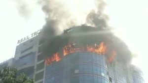 Video | आगीच्या घटना सुरुच, नवी मुंबईतील वाशीमध्ये एका इमारतीला आग