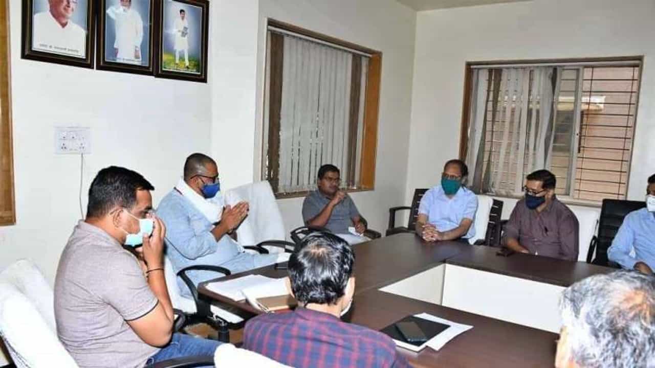 रुग्णांना बाहेर पाठवू नका, दाखल करुन उपचार करा, अहमदनगरमध्ये आमदाराने डॉक्टरांसमोर हात जोडले