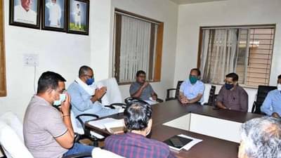 रुग्णांना बाहेर पाठवू नका, दाखल करुन उपचार करा, अहमदनगरमध्ये आमदाराने डॉक्टरांसमोर हात जोडले