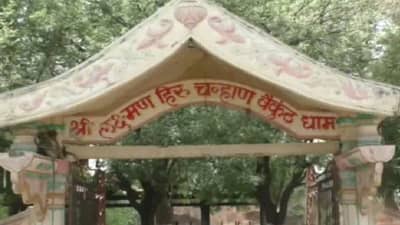 स्मशनात जागा नाही, त्यात पुरलेले मृतदेह कुत्र्यांनी बाहेर काढले, बुलडाण्यातील संतापजनक प्रकार