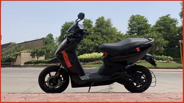 अॅथर एनर्जीने (Ather Energy) दिल्ली येथे अॅथर 450 एक्स (Ather 450X) आणि 450 एक्स सीरिज 1 (450X Series 1) इलेक्ट्रिक स्कूटरची अधिकृतपणे डिलीव्हरी सुरु केली आहे. इलेक्ट्रिक दुचाकी उत्पादक कंपनीने रविवारी दिल्लीतील ग्राहकांना स्कूटरच्या चाव्या सोपवल्या.