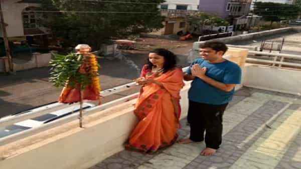 औरंगाबादमधील कन्नडचे माजी आमदार हर्षवर्धन जाधव यांनी गुढीपाडवा साजरा केला. यावेळी त्यांच्यासोबत जोडीदार ईशा झा यांचेही दर्शन झाले.