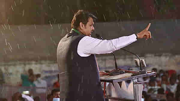 फडणवीसांचा सभांचा धडाका; भाजपलाही पंढरपुरात पावसाच्या चमत्काराची आस!