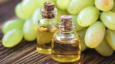 द्राक्षाचे तेल चेहऱ्याला लावल्याने होतील जबरदस्त फायदे, वाचा !