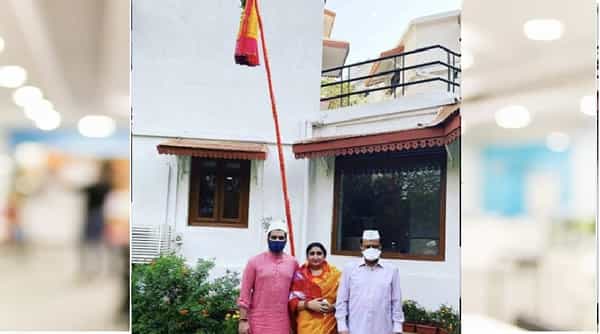 राज्याचे उपमुख्यमंत्री अजित पवार यांनी मुंबईतील देवगिरी निवासस्थानी सहकुटुंब गुढी उभारली. पत्नी सुनेत्रा पवार, सुपुत्र पार्थ पवार यांच्या उपस्थितीत अजित पवारांनी गुढीपाडवा साजरा केला.