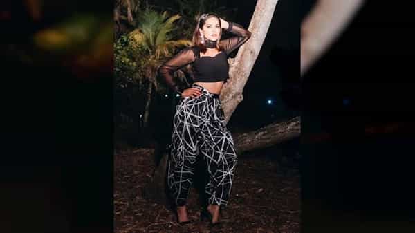 बॉलिवूडची ग्लॅमरस अभिनेत्री सनी लिओनी (Sunny Leone) बर्याचदा सोशल मीडियावर चर्चेत असते. चाहते तिच्या या बोल्ड स्टाईलचे दिवाने आहेत. पण, यावेळी सनी क्यूट स्टाईलमध्ये दिसली आहे. तिने तिची काही फोटो तिच्या सोशल मीडिया हँडलवर पोस्ट केली आहेत, ज्यात ती सुंदर ड्रेसमध्ये दिसली आहे. या फोटोंमध्ये सनी एखाद्या राजकुमारी सारखी दिसत आहे.